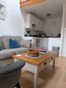 Lovely 1 Bedroom House with Private Garden and Parking