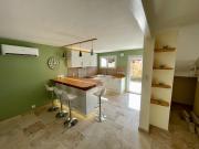 Maison 4 chambres pour 7 personnes max, terrasse, jardin, entièrement rénovée, clim réversible, WiFi, parking, cuisine équipée, à 5 min dAvignon Intra-Muros en Tramway