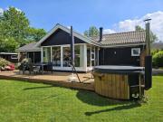 Cozy Cottage With Wilderness Bath