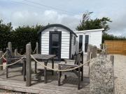 Estuary View - Cosy Shepherds Hut for Two with Private Facilities