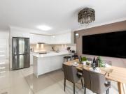 Modern 3BR Townhouse in Calamvale Near Parks and Shops