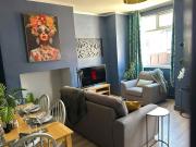 3 bedroom Leeds home for contractors & professionals with free Parking & Netflix nr motorway