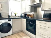 3 bedroom Leeds home for contractors & professionals with free Parking & Netflix nr motorway