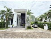 Casa con piscina y BBQ en Lagos del Peñón Girardot