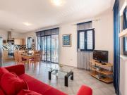 Sea-View Holiday Home, Ravni