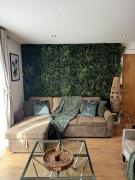 Velvet Leaf Retreat - 2 Bedrooms, 3 Beds, Ensuites, Park Views, Free Parking