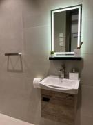 102 - Bright with Private Entrance and 80TV - Self Check-in