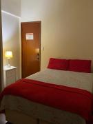 Quarto privativo a uma quadra da praia de Copacabana