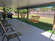 5 Beds 3 Full Bathrooms 3 Bedrooms, Quiet Day & Night, 15 Minutes Walk to 2 Beaches, Large Guest Yard, Kids Gym & Games, 4TVs, Breakfast, WorkStation, Laundry, Kitchen
