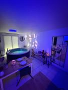 Suite Eden Spa, Apparthôtel bien être , Patio de standing barbecue - TV XL CinéSport, Lit Q-Size, Wifi, P-Gratuit en Résidence