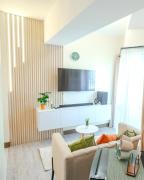 Cozy 1BR with 3 Balconies across Roxas Night Market