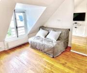 Steps to Arc De Triomphe, Paris 17 Studio