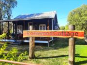 Rosewood Cottage -Entire 2 bedroom home with Netflix & WiFi