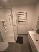 Cosy Sunny Bedroom Close to Airport