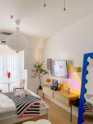 Cozy Room with Free Pool Access & PS4 Located at QC - Luxx Haven