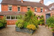 Ludford View, riverside cottage in Ludlow with private parking