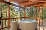 Cute Romantic Cabin With Hot Tub 5 Min from Lake