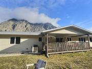 Spacious Getaway Two Homes on a Tranquil Vineyard Ideal for Large Groups