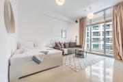 Studio Steps from JBR Beach and Marina Walk, Conveniently located near Ain Dubai, Dec Towers T2, Dubai Marina by Deluxe Holiday Homes