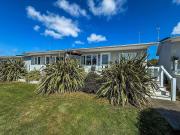 Cosy Chalet On A Beautiful Holiday Park In Lowestoft Ref 12080B