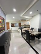 Spacious living room Hamptons Park Apartment