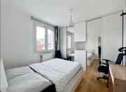 Cozy bedroom with LaDéfense view