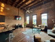 In the Heart of Town-3BR-2bath-500Mbps WiFi-4car parking-EV-boat