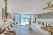Villa Oceania A, jacuzzi y jardín con vistas al mar, y piscina comunitaria