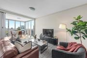 Top Floor 2Bed-2Bath-2Car-Pool-Views - CBD