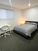 Queen Room in Peaceful and Modern House - OR8