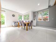 Trawowa Spacious House by BookingHost