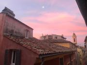 Spacious and bright flat close to the beach : heart of old Nice