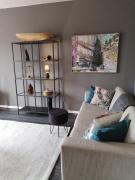 Iso huoneisto koskien ja palveluiden äärellä