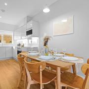 Modern 4 Bedroom Townhouse - City Centre - Garden - Parking - High Speed WiFi - Netflix 17SL