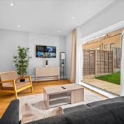 Modern 4 Bedroom Townhouse - City Centre - Garden - Parking - Netflix 17SL