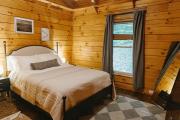 "Alpine Hills" Cozy Hideaway RRG Cabin w Hot Tub