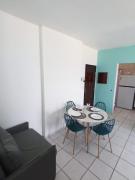 Apartamento pé na areia com sacada e garagem 2 banheiros