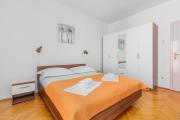 Apartments by the sea Podgora, Makarska - 12326