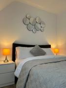 Modern Stay - Walk to Everything 6