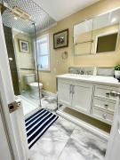 Bright&Modern Space Perfect for couple and Family Step to public transit in Toronto