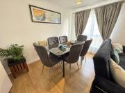 Spacious Beautiful London 2 Bedroom Apartment - 2 Bathrooms & Parking