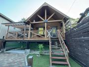 裏に川がある貸切別荘