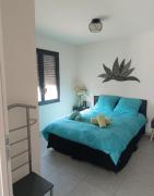 La Cigale sous lOlivier - Chambre , SdB et Salon Privé - Piscine