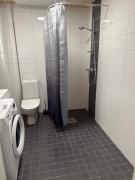 Tilava yksiö isolla lasitetulla parvekkeella