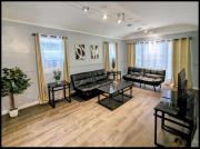 Spacious 3 bedroom home by Melrose and 10 minutes to Hollywood Walk of Fame