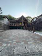 裏に川がある貸切別荘