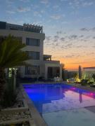 Suite Pool Golful Francez