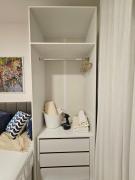 Studio com varanda Ar e Wifi à 6 min do Metrô Vergueiro