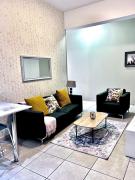 Neat and cozy apartment in central Rosebank with unlimited Wi-Fi and backup power