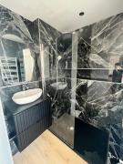 Pépite Suites - "RIVIERA" - 2 pièces de charme avec vue lac, clim et parking privé